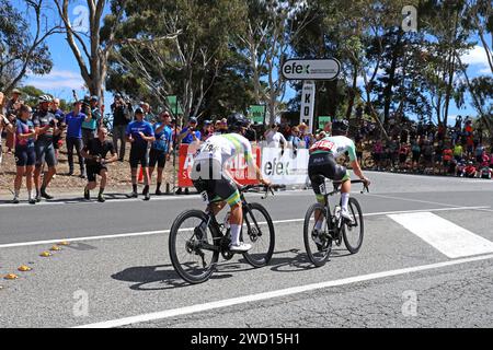 Les coureurs Luke Burns (195) et Tristan Saunders (195) de l'équipe nationale australienne approchent de la ligne d'arrivée du roi de la montagne à Houghton en stag Banque D'Images