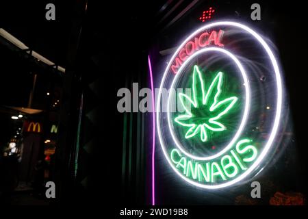 Bangkok, Thaïlande. 17 janvier 2024. Signalisation indiquant ''cannabis médical'' dans un dispensaire de cannabis dans le district de Nana à Bangkok, Thaïlande, 17 janvier 2024. Le nouveau gouvernement thaïlandais a présenté un projet de loi visant à modifier la législation actuelle sur le cannabis afin d’interdire l’usage récréatif du cannabis après que le pays ait décriminalisé le cannabis récréatif en 2022. (Image de crédit : © Valeria Mongelli/ZUMA Press Wire) USAGE ÉDITORIAL SEULEMENT! Non destiné à UN USAGE commercial ! Banque D'Images