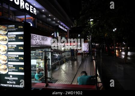 Bangkok, Thaïlande. 17 janvier 2024. Les gens sont assis devant un hamburger dans le quartier arabe à Bangkok, Thaïlande, le 17 janvier 2024. (Image de crédit : © Valeria Mongelli/ZUMA Press Wire) USAGE ÉDITORIAL SEULEMENT! Non destiné à UN USAGE commercial ! Banque D'Images