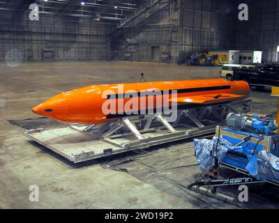 Une arme massive Ordnance Air Blast (MOAB) est prête pour les essais. Banque D'Images