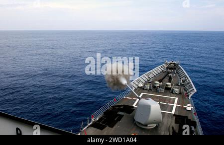 Le croiseur de missiles guidés USS Lake Champlain tire un MK de 45 5 pouces. Banque D'Images