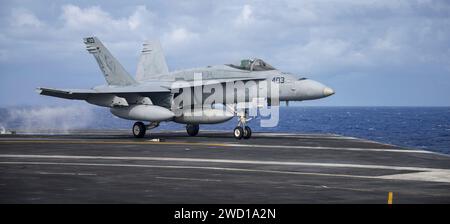 Un F/A-18C Hornet décolle du porte-avions USS Carl Vinson. Banque D'Images
