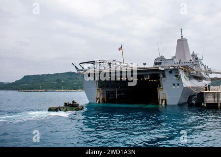 Un véhicule d'assaut amphibie se prépare à embarquer sur le pont de puits de l'USS Green Bay. Banque D'Images