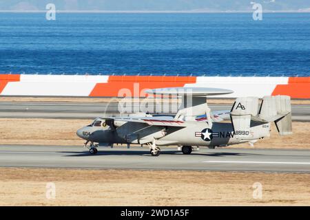 Un E-2D Advanced Hawkeye taxi descend la piste. Banque D'Images