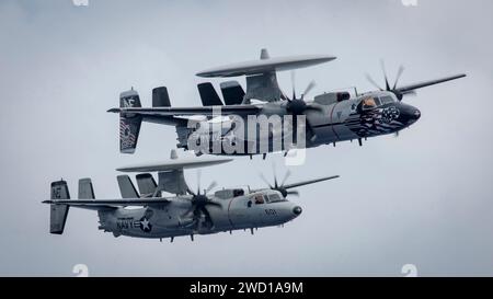 Deux avions E-2C Hawkeye d'alerte précoce et de contrôle en vol. Banque D'Images