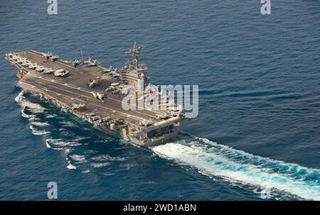 Le porte-avions USS George H.W. Bush traverse la mer Méditerranée. Banque D'Images