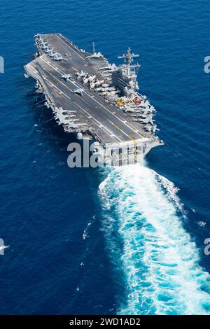 Le porte-avions USS George H.W. Bush traverse la mer Méditerranée. Banque D'Images