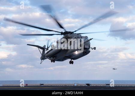 Un CH-53E Super Stallion décolle de l'USS Bonhomme Richard. Banque D'Images