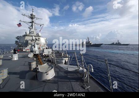 Les destroyers à missiles guidés USS Stethem, USS Barry et USS Fitzgerald traversent la mer des Philippines. Banque D'Images