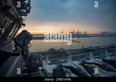 Le porte-avions USS George H.W. Bush transite par le canal de Suez. Banque D'Images