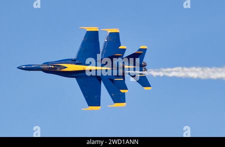 Les Blue Angels manœuvrent à proximité. Banque D'Images