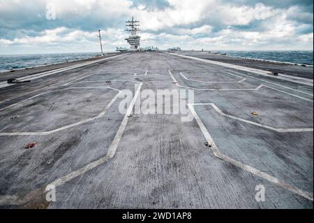 Le porte-avions USS Dwight D. Eisenhower (CVN 69) traverse l'Atlantique. Banque D'Images