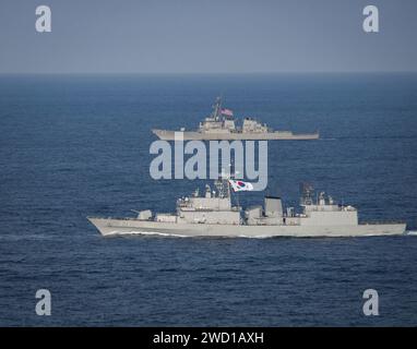 Navires de la marine américaine et de la marine de la République de Corée pendant l'exercice Foal Eagle. Banque D'Images