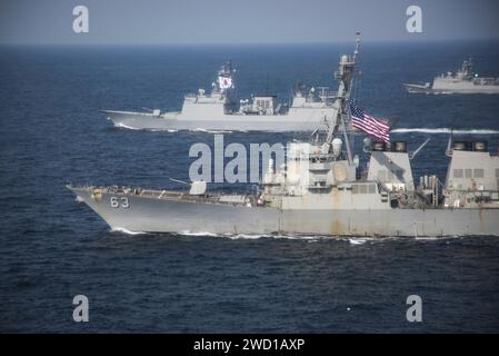 Navires de la marine américaine et de la marine de la République de Corée pendant l'exercice Foal Eagle. Banque D'Images