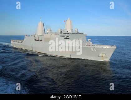 Navire amphibie de débarquement USS Arlington en route dans l'océan Atlantique. Banque D'Images