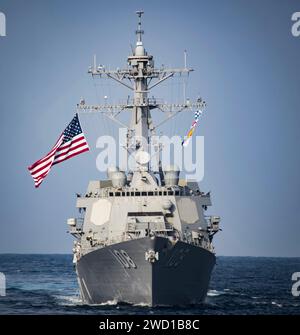 Le destroyer à missiles guidés USS Wayne E. Meyer transite dans la mer des Philippines. Banque D'Images