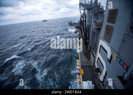 L'USS Bonhomme Richard vole derrière le destroyer JS Sazanami de la Force maritime japonaise d'autodéfense. Banque D'Images