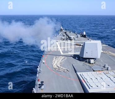 Le destroyer à missiles guidés USS Kidd tire son canon Mark 45 5 pouces. Banque D'Images