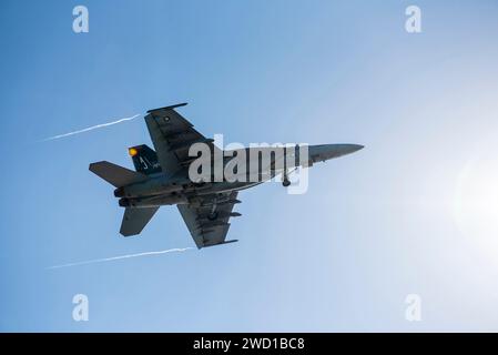 Un F/A-18F Super Hornet survole le porte-avions USS George H.W. Bush. Banque D'Images