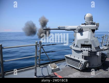 Le destroyer à missiles guidés USS Kidd tire sa mitrailleuse Mark 38 25 mm. Banque D'Images