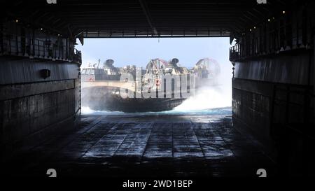 Landing Craft Air Cushion quitte le pont du navire de débarquement amphibie USS carter Hall. Banque D'Images