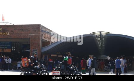 Katmandou, Népal - novembre 22 2023 : l'entrée des personnes à l'aéroport. L'aéroport international Tribhuvan est un seul aéroport international au népal. Banque D'Images