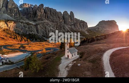 Tyrol du Sud, Italie - vue panoramique aérienne de la chapelle de San Maurizio (Cappella Di San Maurizio) au col du Passo Gardena dans les Dolomites italiennes Banque D'Images