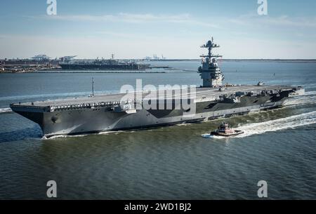 Le futur USS Gerald R. Ford est en marche sur sa propre puissance pour la première fois. Banque D'Images