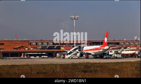 Katmandou, Népal - novembre 22 2023 : la tour de contrôle du trafic de l'aéroport dans l'aéroport. L'aéroport international Tribhuvan est seulement un aéroport international i Banque D'Images