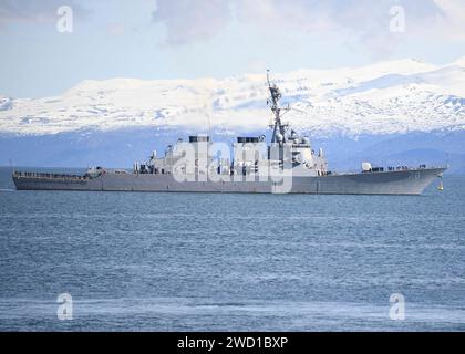 L'USS Hopper se prépare à amarrer à Homer, en Alaska, pour une visite prévue du port. Banque D'Images