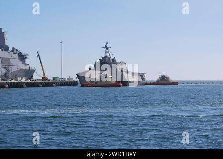 Les remorqueurs amarrent le navire de combat côtier USS Jackson, variante de l'indépendance. Banque D'Images