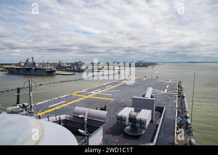 Le navire d'assaut amphibie USS Wasp entre dans la base navale de Norfolk, en Virginie. Banque D'Images