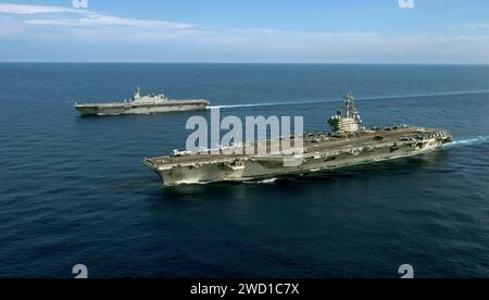 L'USS Ronald Reagan et le destroyer d'hélicoptère JS Izumo de la Force maritime japonaise d'autodéfense. Banque D'Images