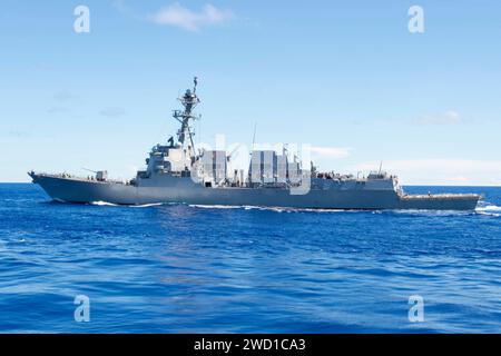 Le destroyer à missiles guidés USS Kidd transite dans l'océan Pacifique. Banque D'Images