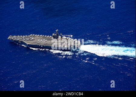 Le porte-avions USS Nimitz transite dans l'océan Pacifique. Banque D'Images