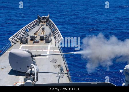 Le croiseur de missiles guidés USS Princeton tire son canon Mark 45 5 pouces. Banque D'Images