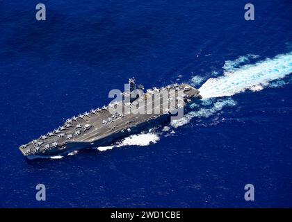 Le porte-avions USS Nimitz transite dans l'océan Pacifique. Banque D'Images