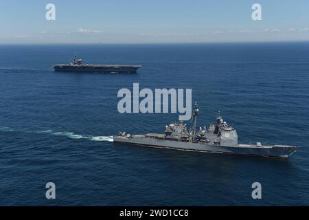 L'USS Dwight D. Eisenhower et l'USS San Jacinto transitent par l'océan Atlantique. Banque D'Images
