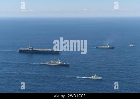 Un groupe de navires de la marine américaine et de navires de la marine royale canadienne transitent par l'océan Atlantique. Banque D'Images
