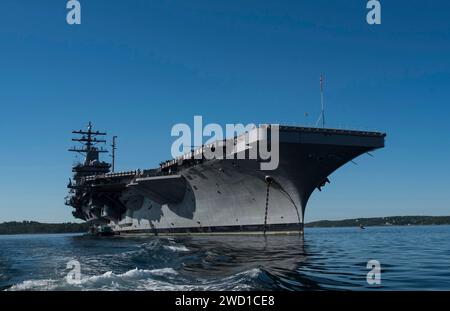 Le porte-avions USS Dwight D. Eisenhower est ancré dans le port de Halifax (Nouvelle-Écosse). Banque D'Images