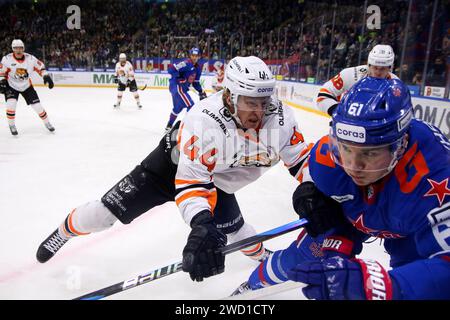 Saint-Pétersbourg, Russie. 17 janvier 2024. Jan Drozg (44), joueur du club de hockey de l'Amour, et Marat Khairullin (61), joueur du club de hockey de la SKA, vus en action pendant la Ligue de hockey de Kontinental, saison régulière KHL 2023 - 2024 entre SKA Saint Petersburg et Amur Khabarovsk au Palais des sports de glace. (Score final ; SKA Saint Petersburg 6:2 Amur Khabarovsk) crédit : SOPA Images Limited/Alamy Live News Banque D'Images