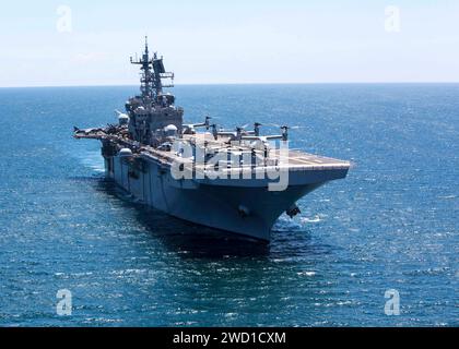 Océan Atlantique (10 juillet 2017) le navire d'assaut amphibie USS Iwo Jima. Banque D'Images