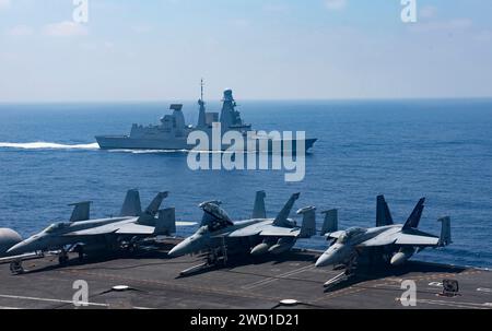 La frégate FS Chevalier Paul de la Marine française part aux côtés de l'USS George H.W. Bush. Banque D'Images