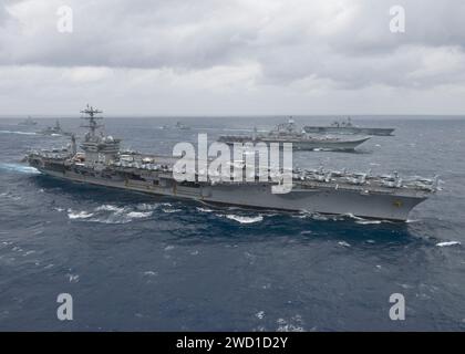 L'USS Nimitz dirige une formation de navires de la Marine indienne et de la Force maritime japonaise d'autodéfense. Banque D'Images