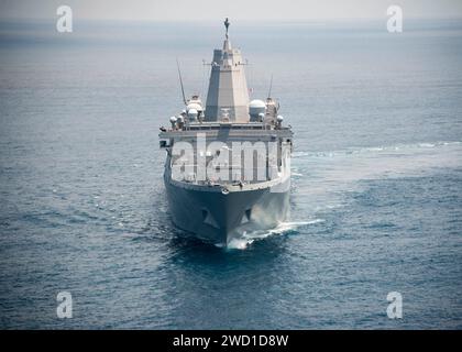 Le navire de transport amphibie USS Anchorage traverse l'océan Pacifique. Banque D'Images