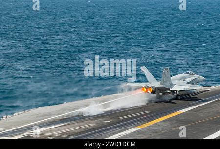 Un F/A-18C Hornet décolle du porte-avions USS George H.W. Bush. Banque D'Images