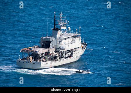 Le navire de levé hydrographique de classe Leeuwin de la Royal Australian Navy HMAS Melville dans la mer de Corail. Banque D'Images