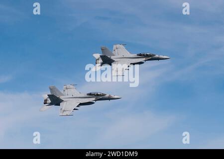 Deux F/A-18F Super Hornets en vol. Banque D'Images