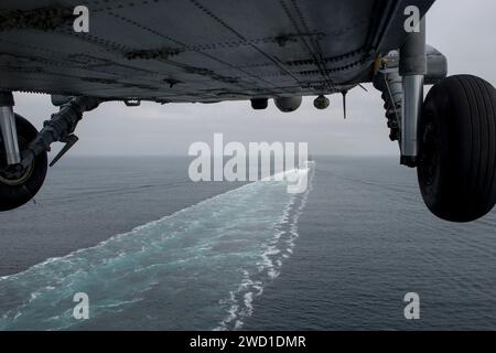 Les destroyers à missiles guidés USS Sampson et USS Higgins traversent l'océan Pacifique. Banque D'Images