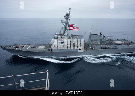 L'USS Sampson se détache du porte-avions USS Theodore Roosevelt. Banque D'Images